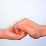 Hand Pflegehelfer und hauswirtschaftlicher Helfer/in